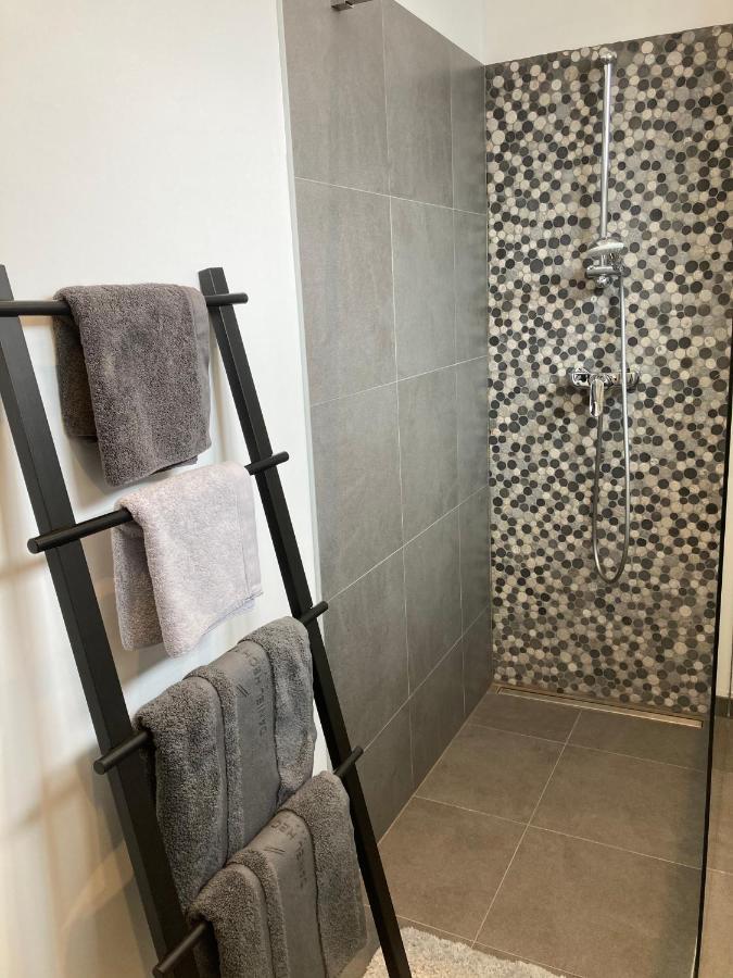 Les Duplex De La Place Des Ecoles Spa Bagian luar foto